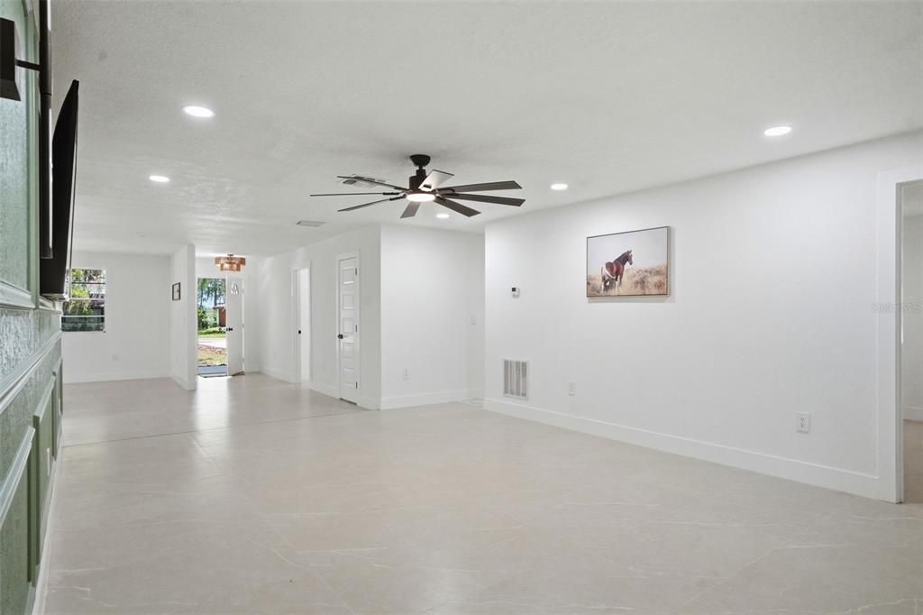 En Venta: $379,000 (4 camas, 3 baños, 2200 Pies cuadrados)