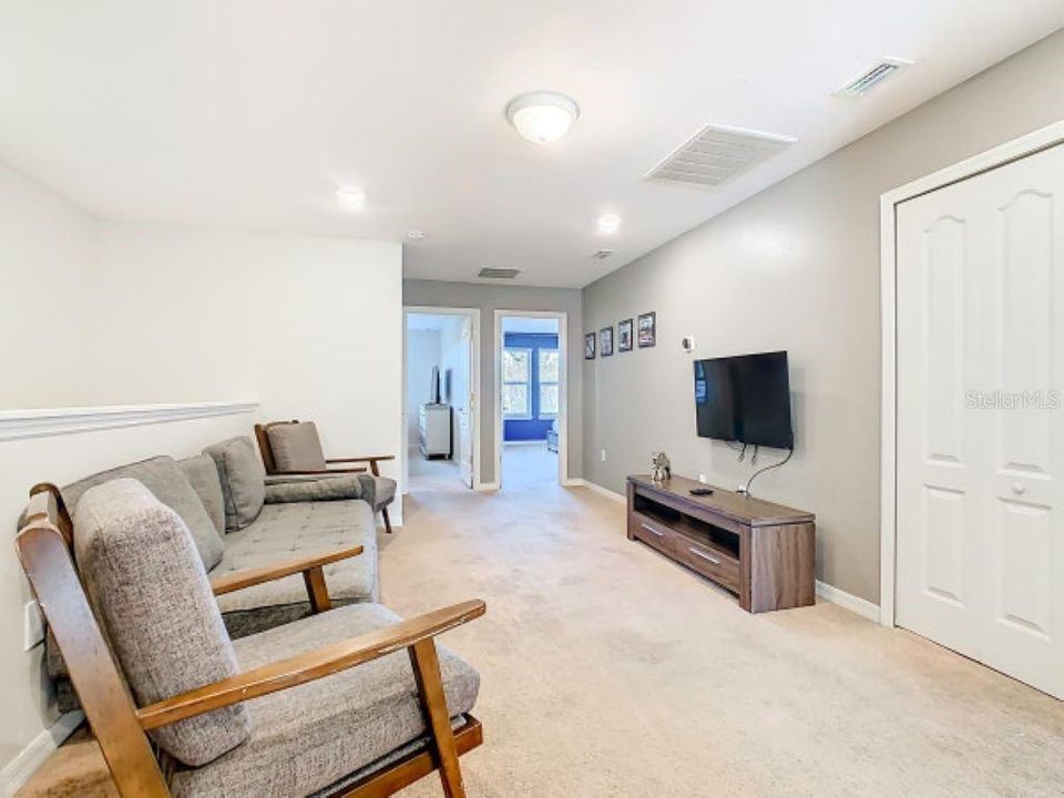 For Sale: $375,000 (5 beds, 4 baths, 2076 Square Feet)