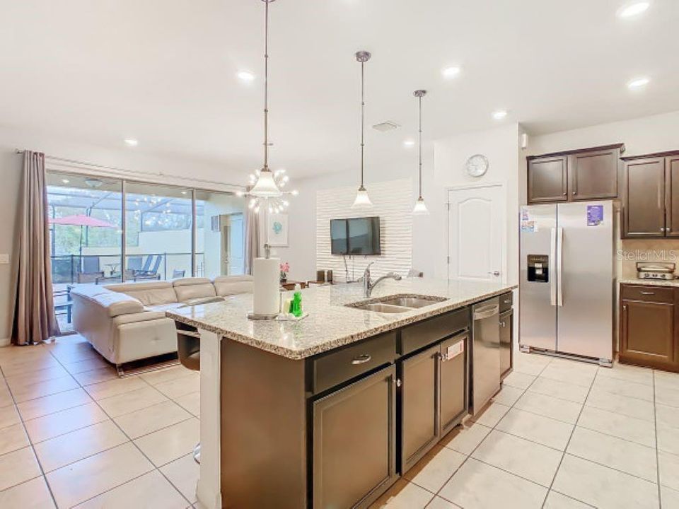 For Sale: $375,000 (5 beds, 4 baths, 2076 Square Feet)