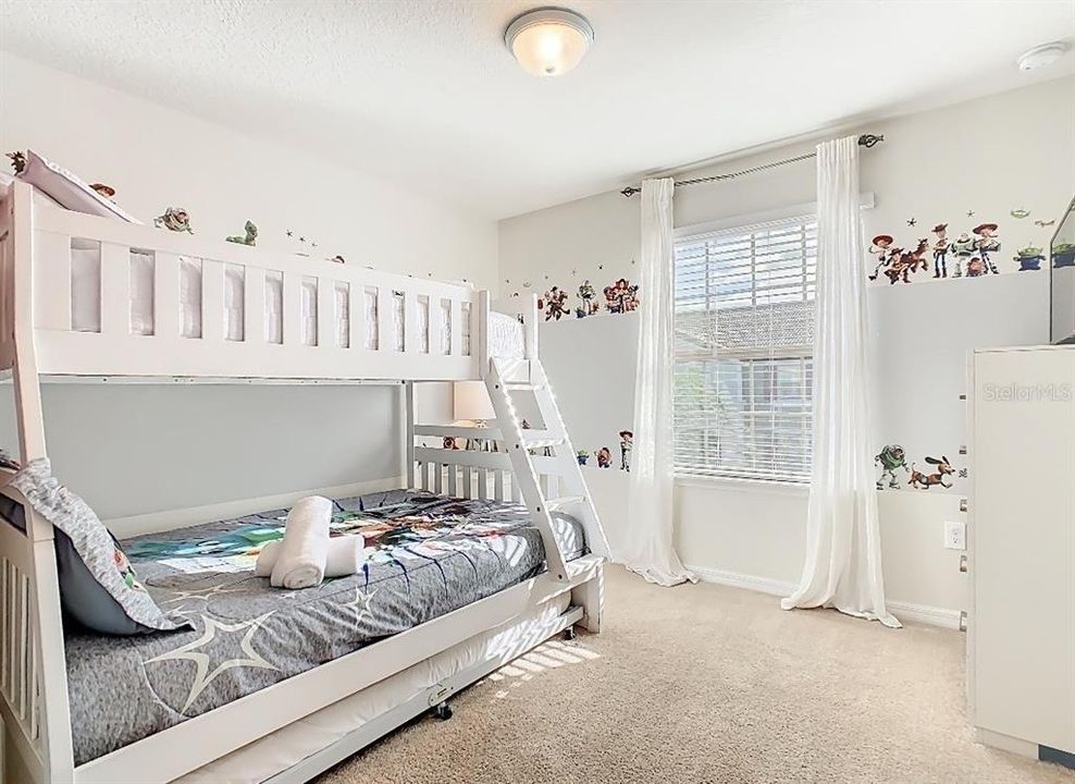 For Sale: $375,000 (5 beds, 4 baths, 2076 Square Feet)