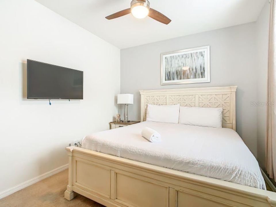 For Sale: $375,000 (5 beds, 4 baths, 2076 Square Feet)