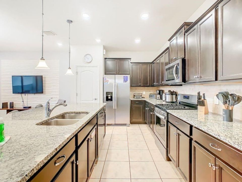 For Sale: $375,000 (5 beds, 4 baths, 2076 Square Feet)