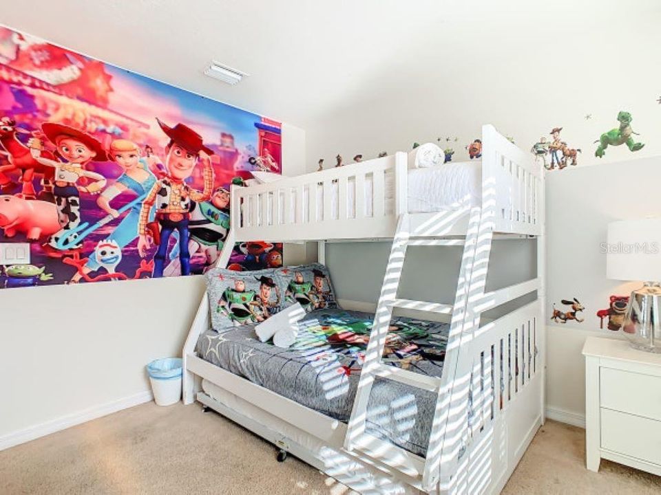 For Sale: $375,000 (5 beds, 4 baths, 2076 Square Feet)