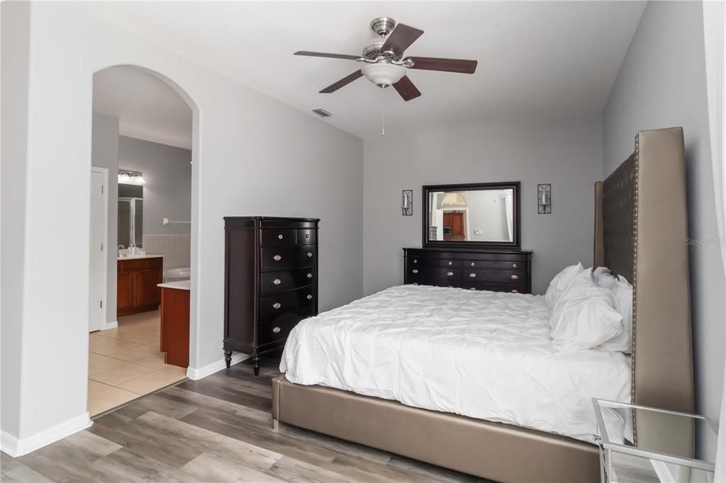 Activo con contrato: $365,000 (3 camas, 2 baños, 2114 Pies cuadrados)