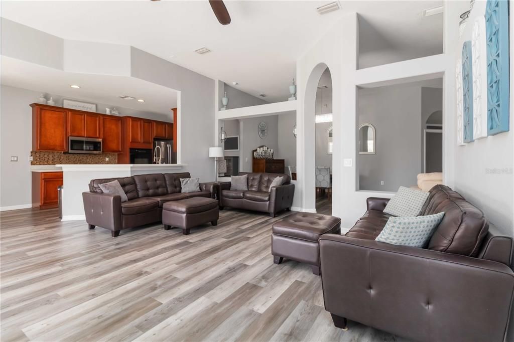 Activo con contrato: $365,000 (3 camas, 2 baños, 2114 Pies cuadrados)