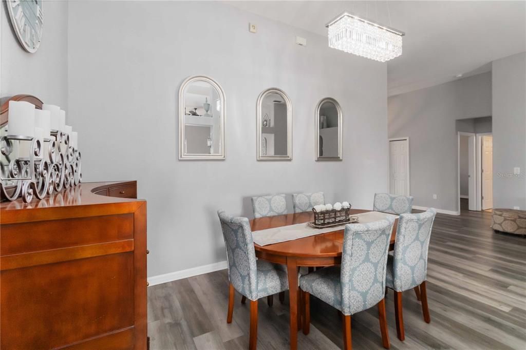 Activo con contrato: $365,000 (3 camas, 2 baños, 2114 Pies cuadrados)