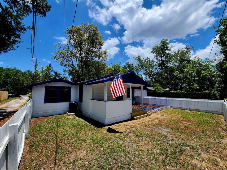 For Rent: $1,799 (2 beds, 1 baths, 875 Square Feet)
