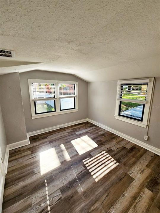For Rent: $1,799 (2 beds, 1 baths, 875 Square Feet)