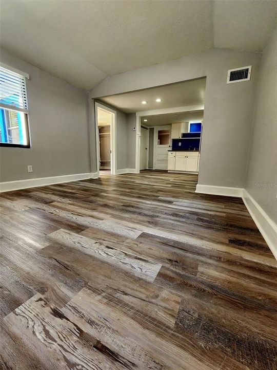 For Rent: $1,799 (2 beds, 1 baths, 875 Square Feet)
