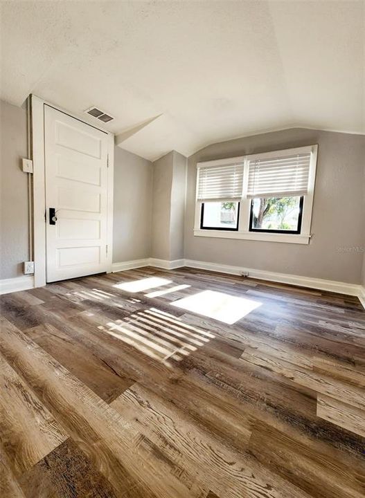 For Rent: $1,799 (2 beds, 1 baths, 875 Square Feet)
