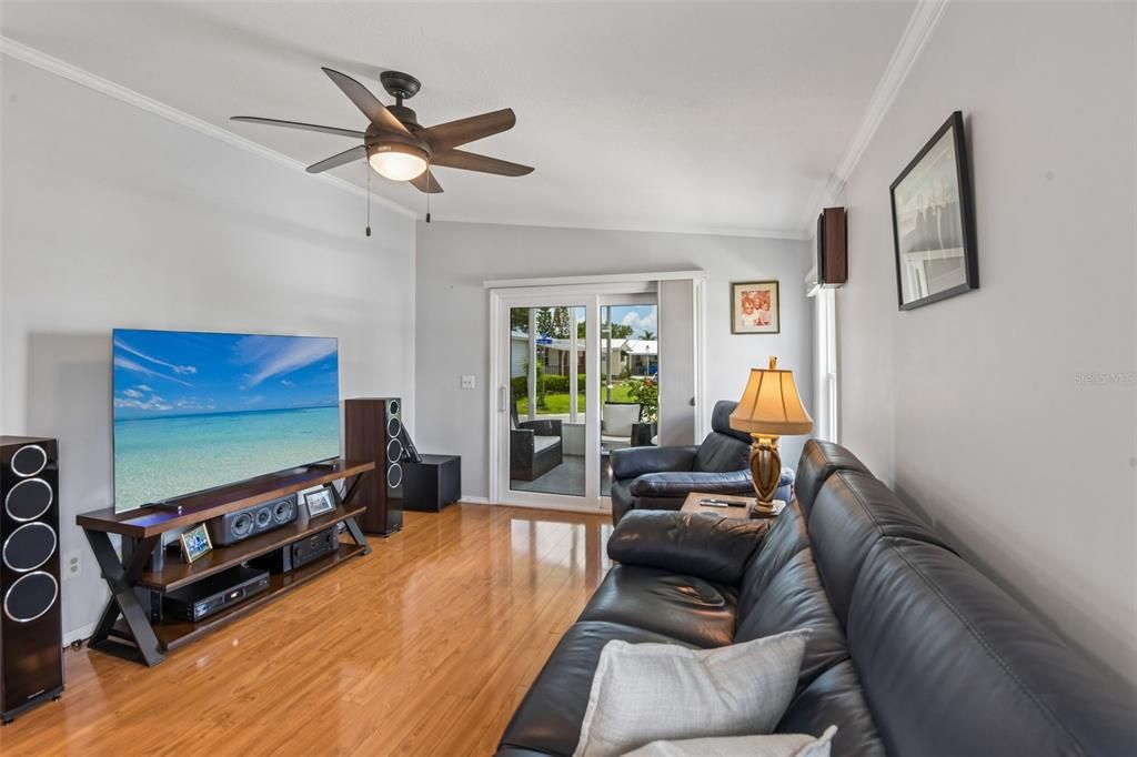 For Sale: $229,900 (2 beds, 2 baths, 984 Square Feet)