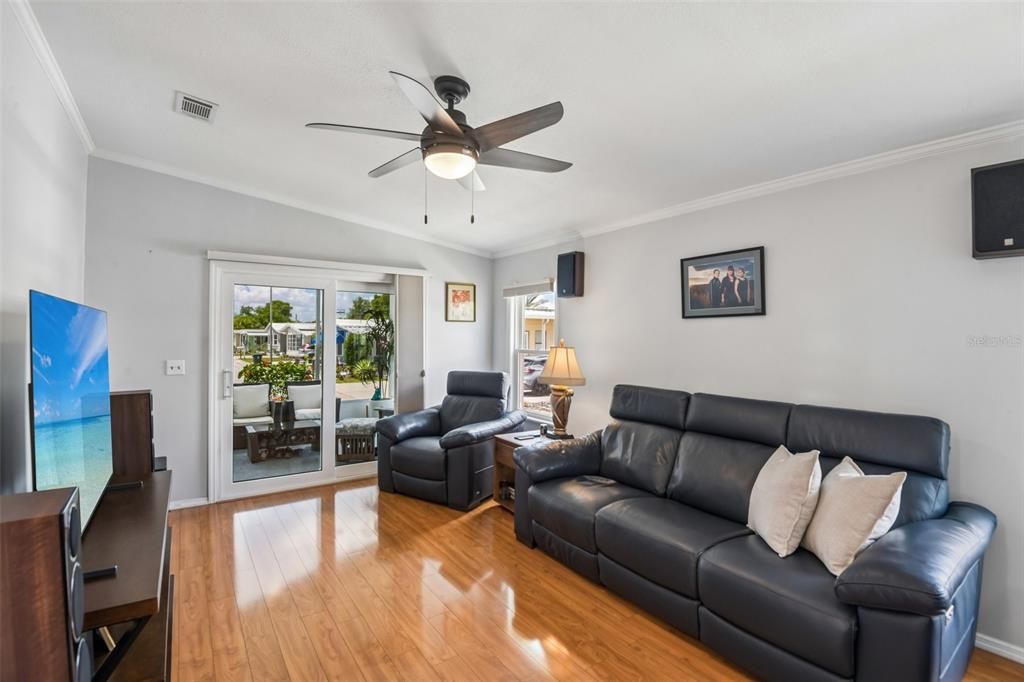 For Sale: $229,900 (2 beds, 2 baths, 984 Square Feet)