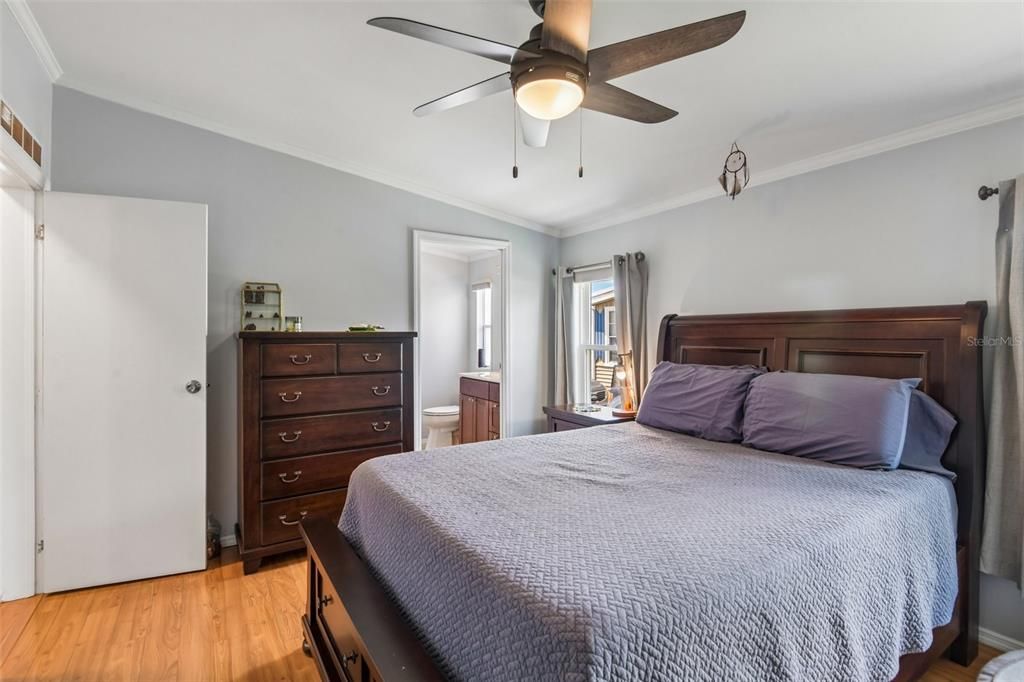 For Sale: $229,900 (2 beds, 2 baths, 984 Square Feet)