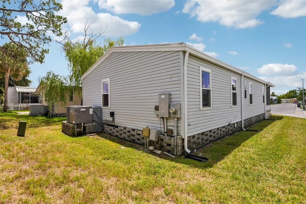 For Sale: $229,900 (2 beds, 2 baths, 984 Square Feet)