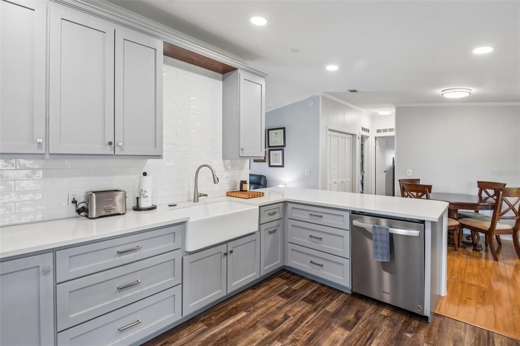 For Sale: $229,900 (2 beds, 2 baths, 984 Square Feet)