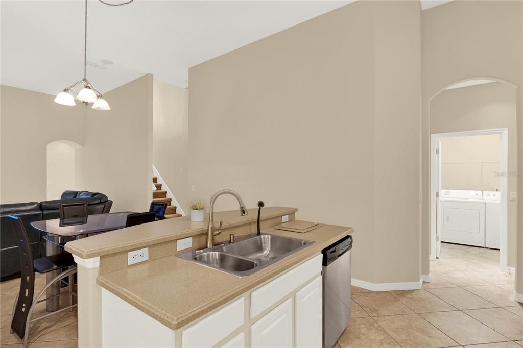 Activo con contrato: $3,950 (4 camas, 3 baños, 2935 Pies cuadrados)