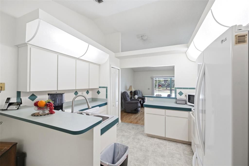 Active With Contract: $334,900 (3 beds, 2 baths, 1180 Square Feet)