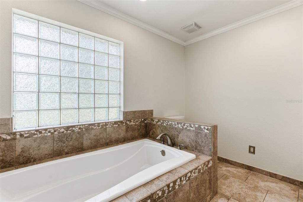 For Sale: $700,000 (4 beds, 3 baths, 2760 Square Feet)