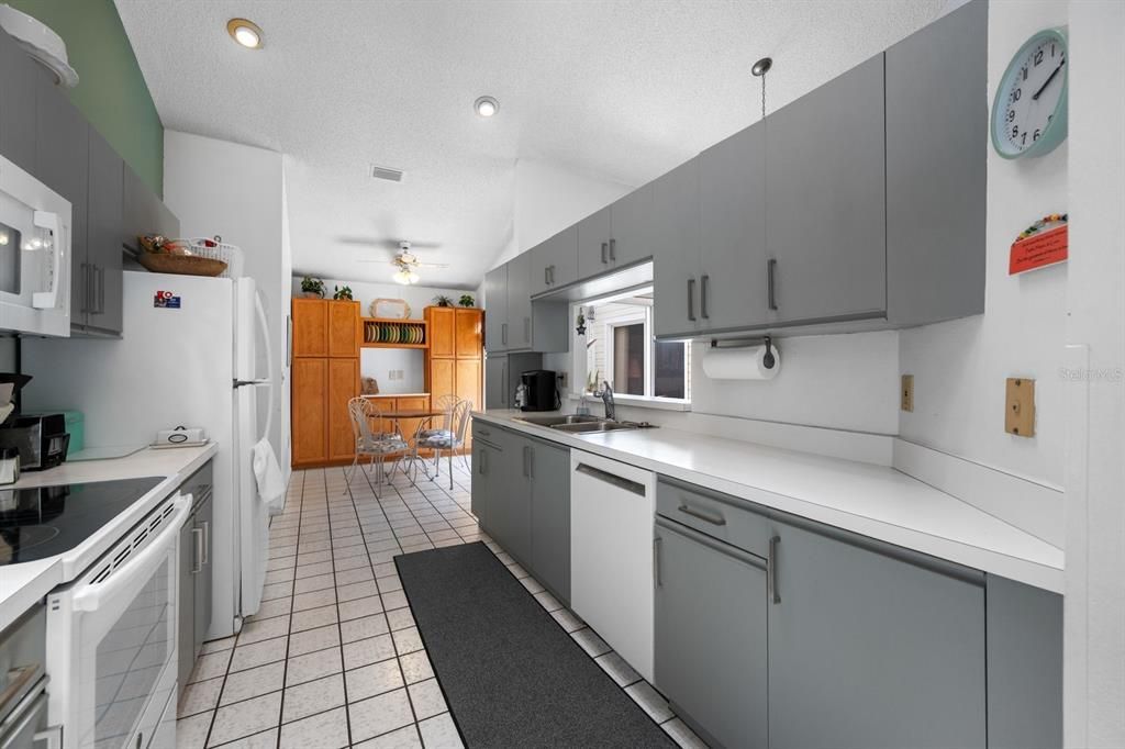 For Sale: $339,900 (3 beds, 2 baths, 1432 Square Feet)