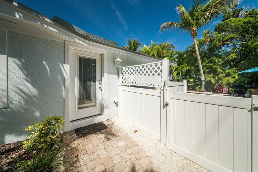 For Sale: $1,100,000 (3 beds, 2 baths, 1262 Square Feet)