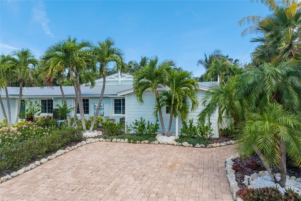 For Sale: $1,100,000 (3 beds, 2 baths, 1262 Square Feet)