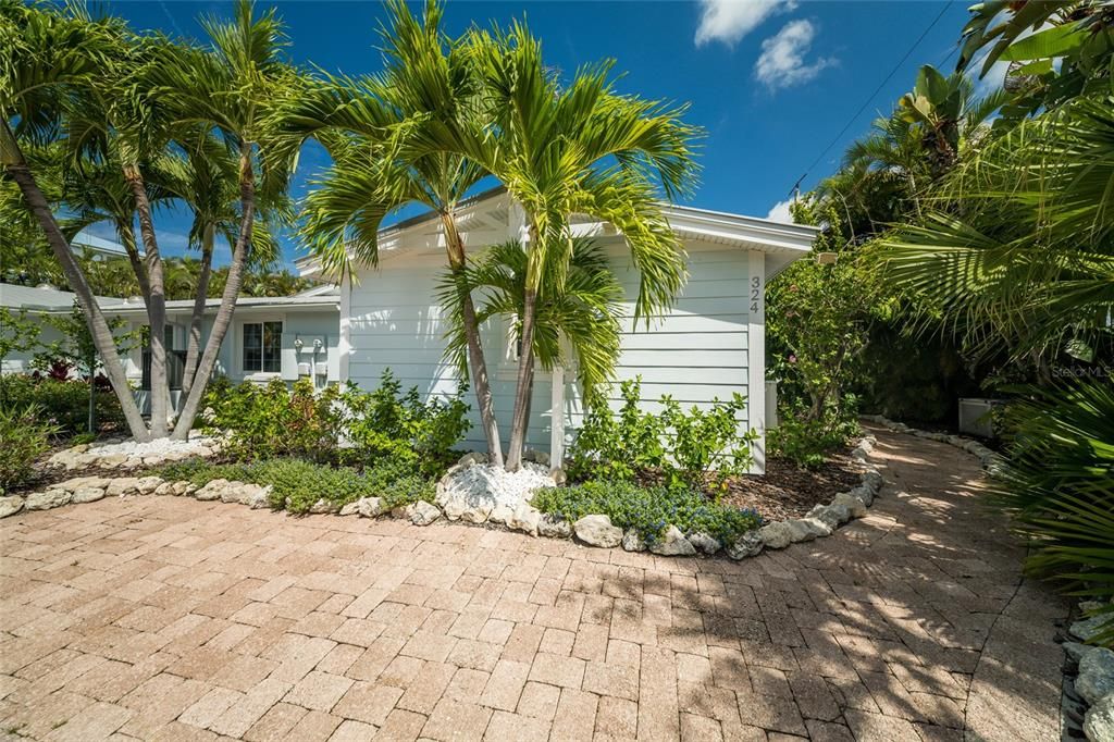 For Sale: $1,100,000 (3 beds, 2 baths, 1262 Square Feet)