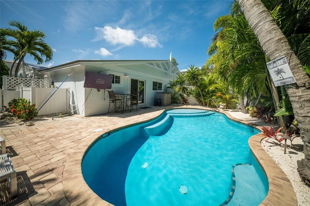 For Sale: $1,100,000 (3 beds, 2 baths, 1262 Square Feet)