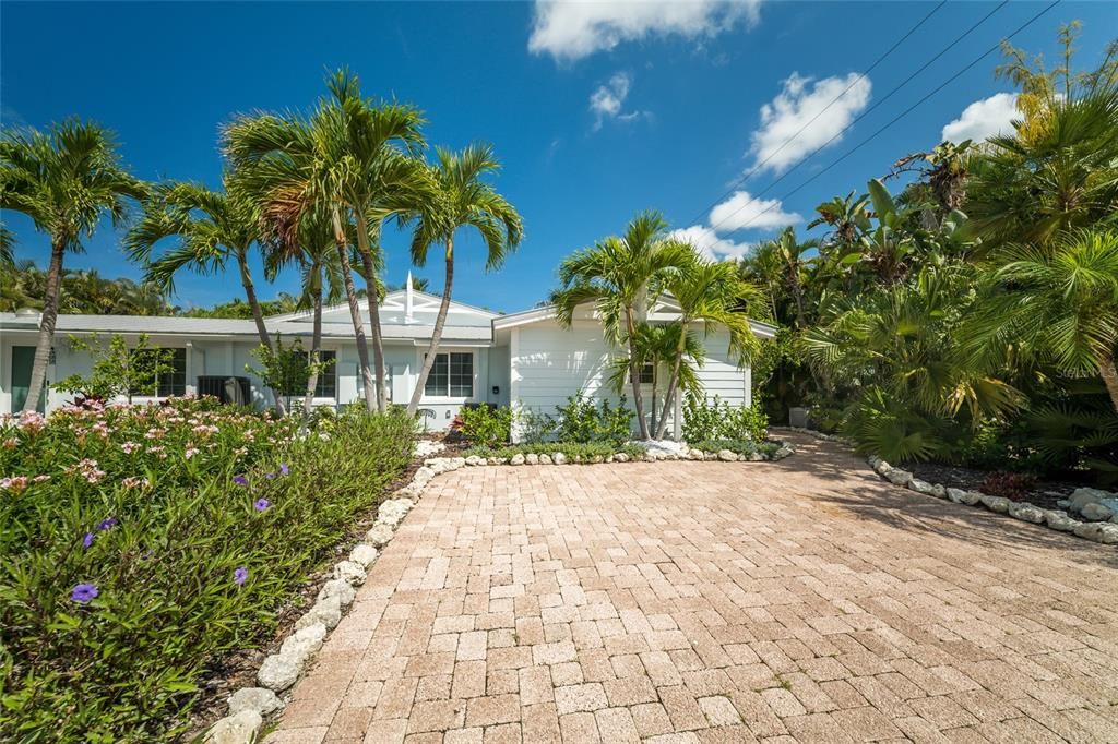 For Sale: $1,100,000 (3 beds, 2 baths, 1262 Square Feet)