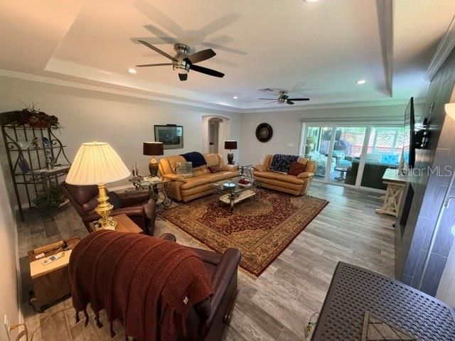 En Venta: $695,000 (3 camas, 2 baños, 2535 Pies cuadrados)