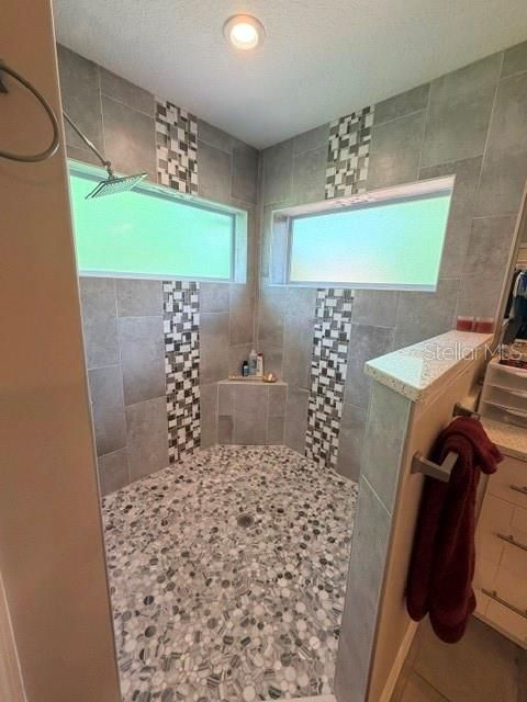 En Venta: $695,000 (3 camas, 2 baños, 2535 Pies cuadrados)