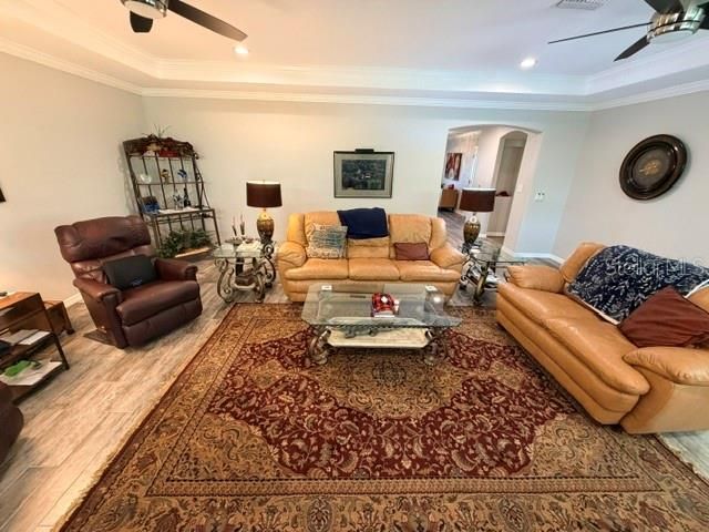 En Venta: $695,000 (3 camas, 2 baños, 2535 Pies cuadrados)