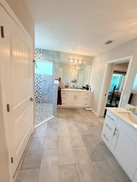 En Venta: $695,000 (3 camas, 2 baños, 2535 Pies cuadrados)