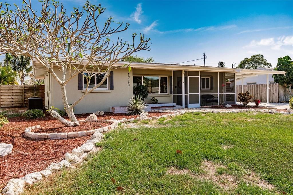 For Rent: $2,500 (2 beds, 1 baths, 955 Square Feet)