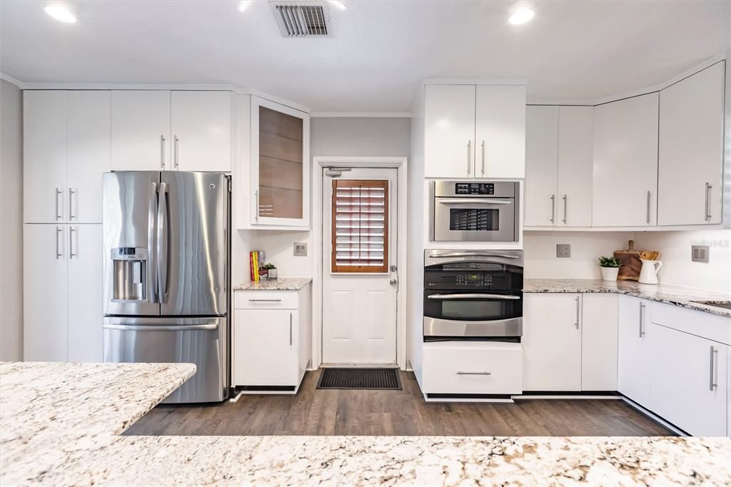 For Rent: $2,500 (2 beds, 1 baths, 955 Square Feet)