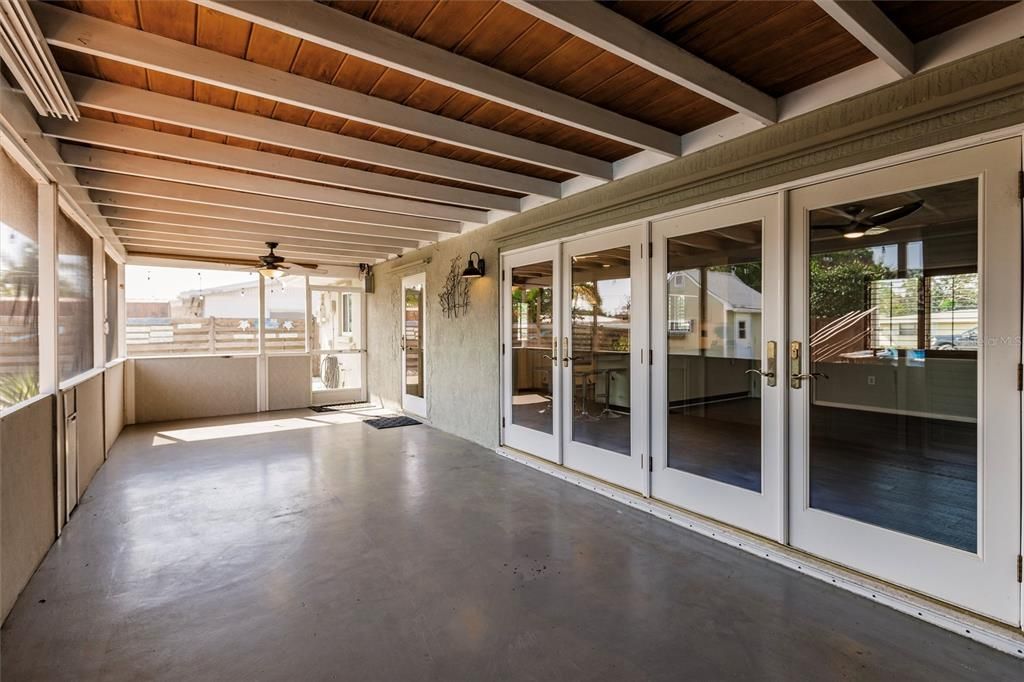 For Rent: $2,500 (2 beds, 1 baths, 955 Square Feet)
