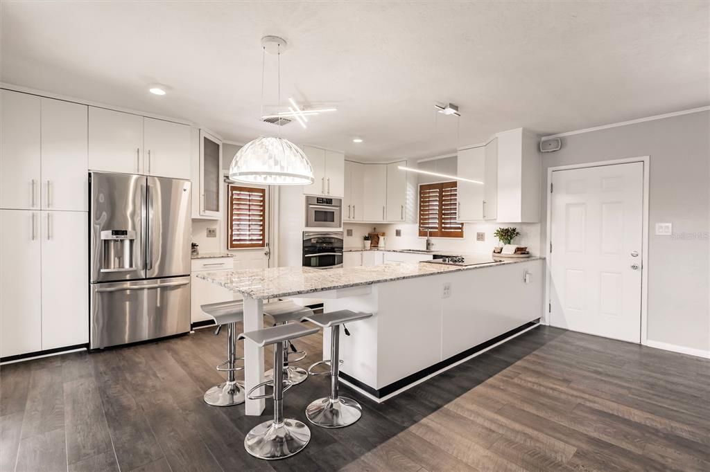 For Rent: $2,500 (2 beds, 1 baths, 955 Square Feet)