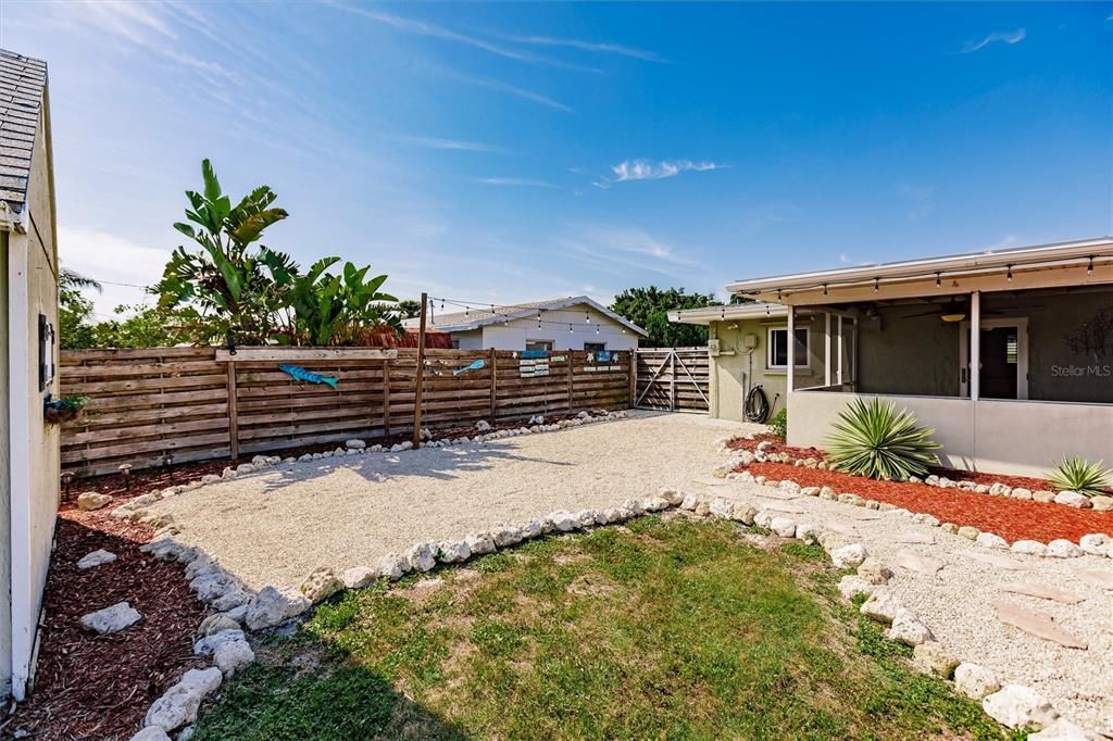 For Rent: $2,500 (2 beds, 1 baths, 955 Square Feet)