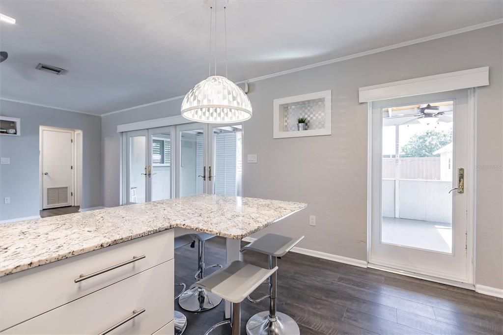 For Rent: $2,500 (2 beds, 1 baths, 955 Square Feet)
