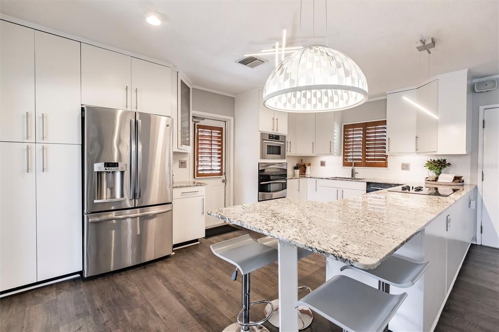 For Rent: $2,500 (2 beds, 1 baths, 955 Square Feet)