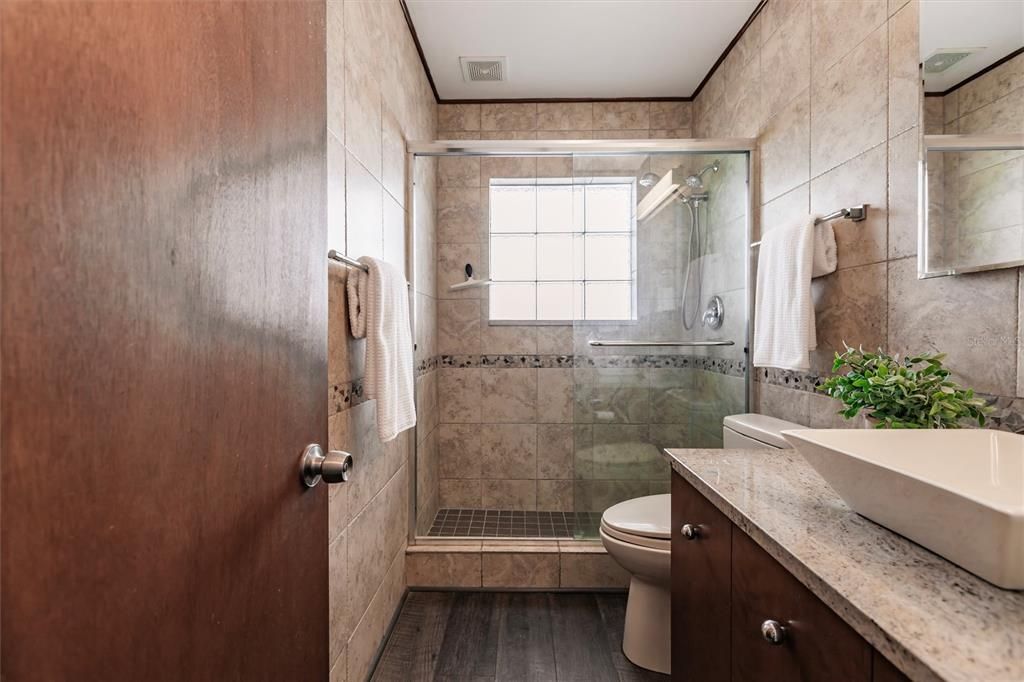 For Rent: $2,500 (2 beds, 1 baths, 955 Square Feet)