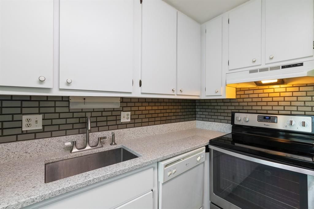 Activo con contrato: $139,900 (2 camas, 1 baños, 990 Pies cuadrados)