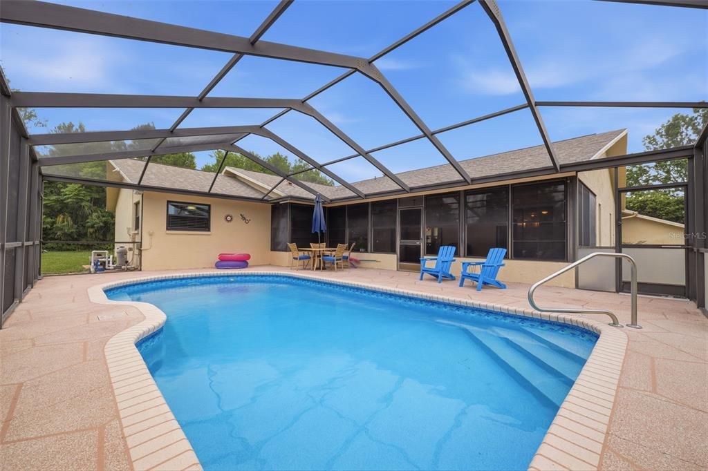 Activo con contrato: $389,900 (3 camas, 2 baños, 2114 Pies cuadrados)