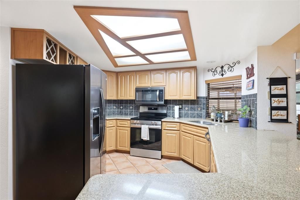 Activo con contrato: $389,900 (3 camas, 2 baños, 2114 Pies cuadrados)