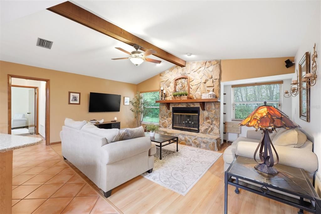 Activo con contrato: $389,900 (3 camas, 2 baños, 2114 Pies cuadrados)