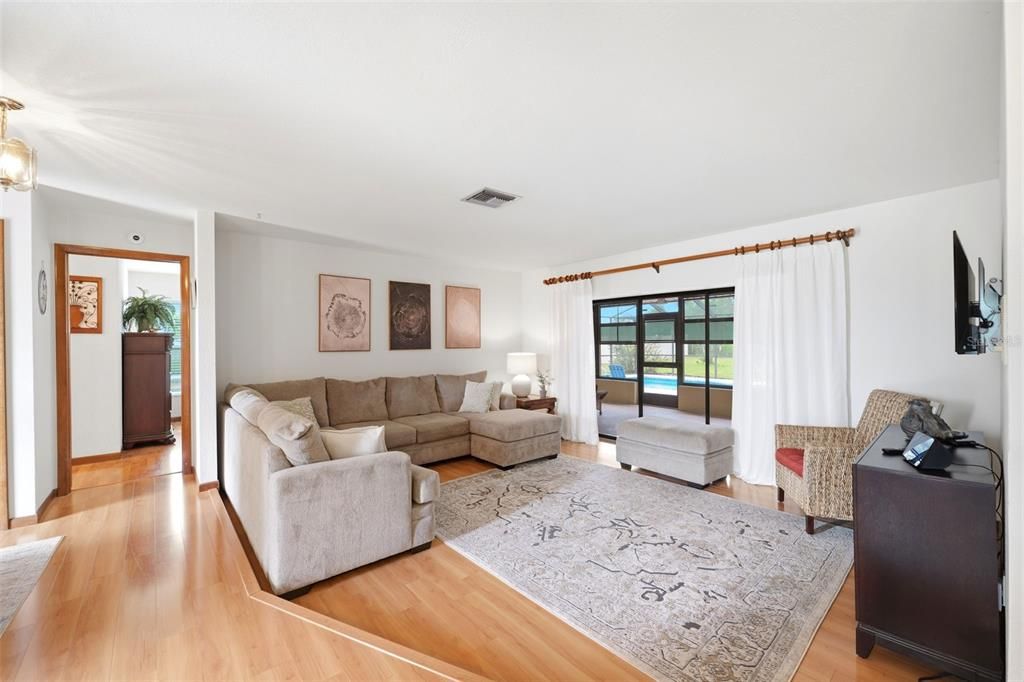 Activo con contrato: $389,900 (3 camas, 2 baños, 2114 Pies cuadrados)
