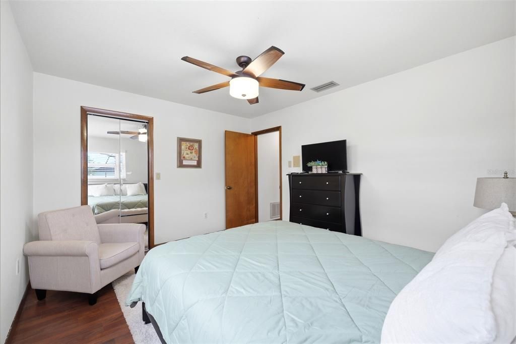 Activo con contrato: $389,900 (3 camas, 2 baños, 2114 Pies cuadrados)