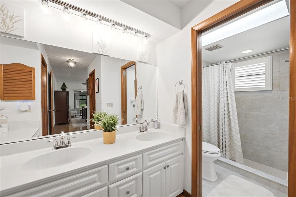 Activo con contrato: $389,900 (3 camas, 2 baños, 2114 Pies cuadrados)