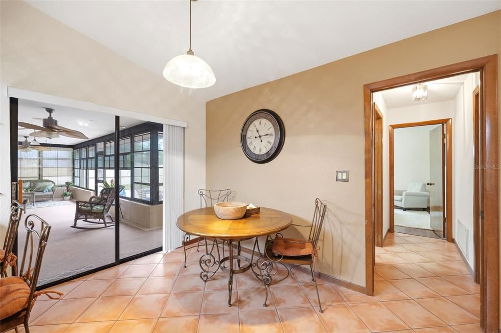 Activo con contrato: $389,900 (3 camas, 2 baños, 2114 Pies cuadrados)