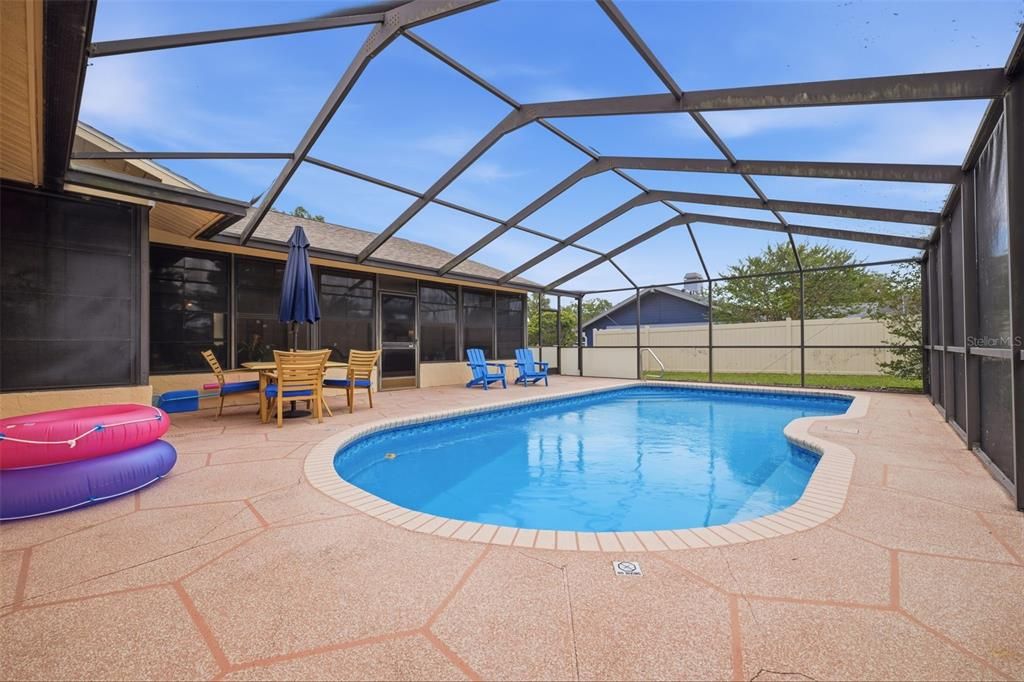 Activo con contrato: $389,900 (3 camas, 2 baños, 2114 Pies cuadrados)
