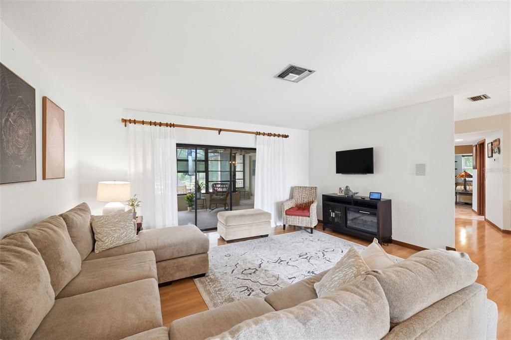 Activo con contrato: $389,900 (3 camas, 2 baños, 2114 Pies cuadrados)